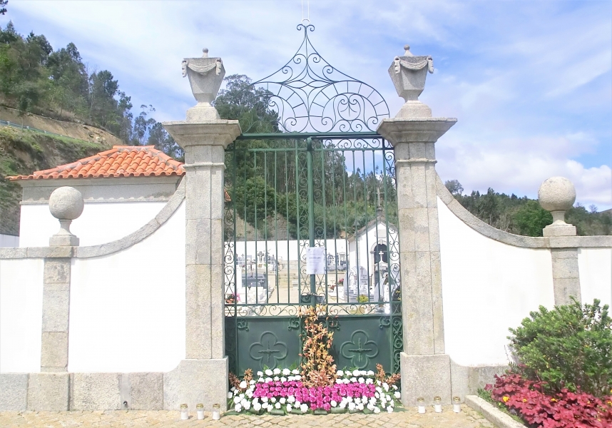 COVID-19 | Cemitério: Colocação de velas e ornamentação floral 